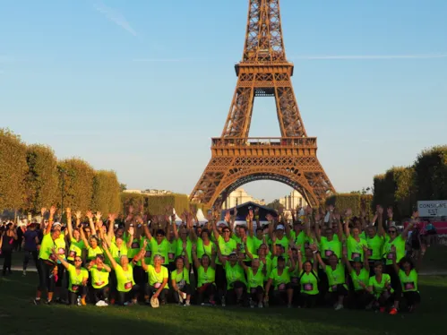 La Clovis team devant la Tour Eiffel lors de La Parisienne